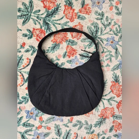 Lululemon Black Pleated Shoulder Bag 10L